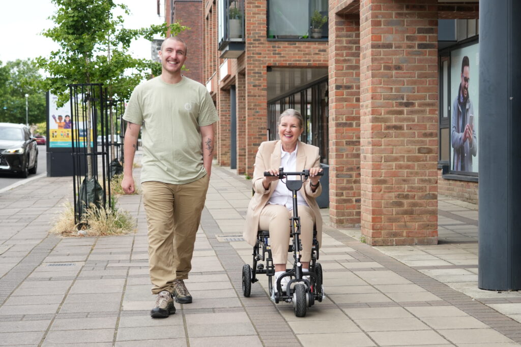 Walking and lady on efoldi