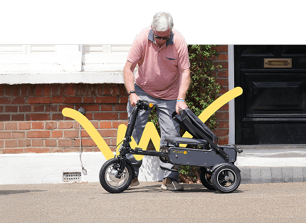 Man folding efoldi